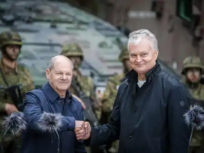 Bundeskanzler Olaf Scholz (l, SPD) und der litauische Staatspräsident Gitanas Naueda bei einem Besuch der Nato-Übung Quadriga 24.  «Deutschland steht unverrückbar an der Seite der baltischen Staaten», sagt der Kanzler.