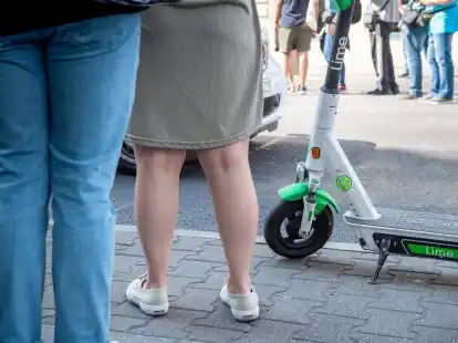 Falsch abgestellte E-Scooter sind eine Stolperfalle für Fußgänger.
