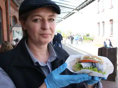 Manuela Wolff von Fiedlers Fischmarkt in Bremerhaven hielt zum Weltfischbrötchentag Angebote in den verschiedensten Geschmacksrichtungen bereit.