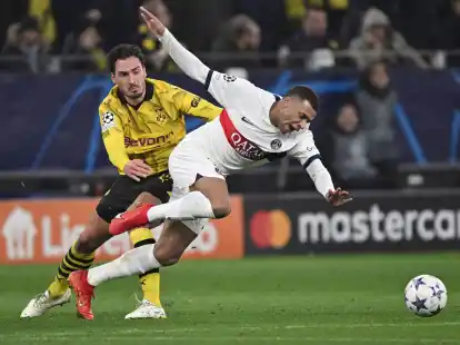 Mats Hummels (l) im Duell mit PSG-St&uuml;rmer Kylian Mbapp&eacute;.