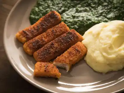 Kinder lieben sie - doch leider sind mehr als die H&auml;lfte der getesteten Fischst&auml;bchen schadstoffbelastet.