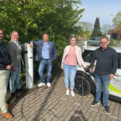 Freuen sich &uuml;ber die neuen E-Lades&auml;ulen in der Gemeinde Butjadingen (von links): Momme Lippert (Firma Langer), Peter Polet (Orange Charging), B&uuml;rgermeister Axel Linneweber, Lyndzey Mowatt (TSB) und Tourismuschef Claudio Patrik Schrock-Opitz
