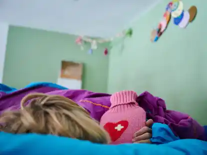 Wird ein Kind krank, m&uuml;ssen die Eltern oft von der Arbeit fern bleiben - und k&ouml;nnen Anspruch auf Kinderkrankengeld erheben.