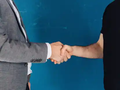 Erst mal kennenlernen: Laut einer Umfrage halten 42 Prozent der Befragten eine Probezeit von drei Monaten f&uuml;r angemessen.