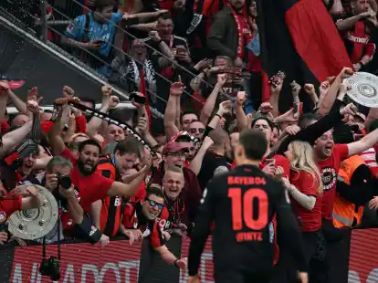 Der neue deutsche Fu&szlig;ball-Meister Bayer Leverkusen feiert am 26. Mai mit seinen Fans.
