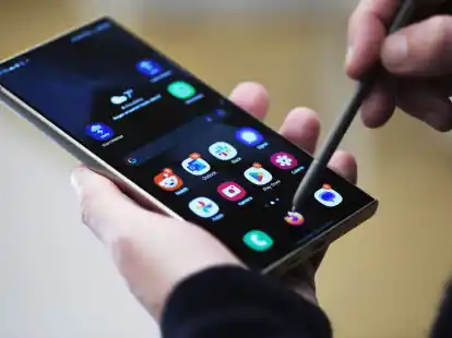 Titanrahmen, riesiges Display und ein Stift - das Samsung Galaxy S24 Ultra ist das Spitzenmodell der neuen S24-Serie.