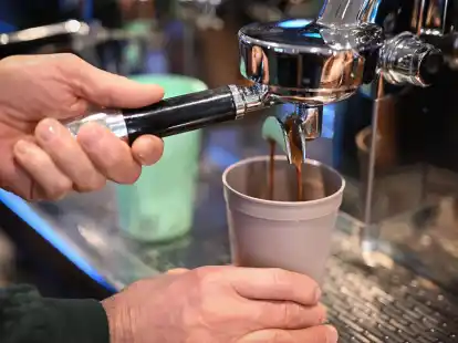 Mehrweg-Becher zum Mitnehmen sind die umweltfreundlichere Alternative f&uuml;r den Kaffee unterwegs.