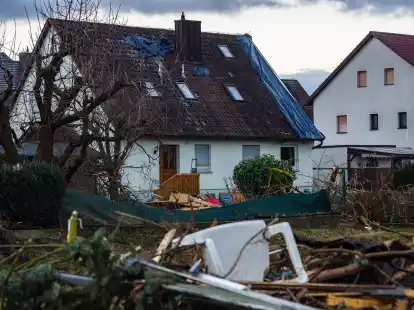 Sturmsch&auml;den am Haus:&nbsp;F&uuml;r die Reparatur eines abgedeckten Dachs etwa kommt die Wohngeb&auml;udeversicherung auf.