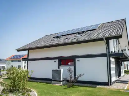 Bei vorhandener Photovoltaikanlage k&ouml;nnte eine zweite Anlage zur Volleinspeisung genutzt werden, um den gesamten erzeugten Strom ins Netz einzuspeisen.