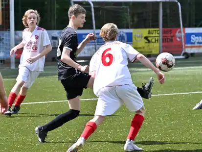 Mit 1:3 verloren die C-Junioren des Heidmühler FC (dunkles Trikot) das Kreisliga-Heimspiel gegen Wiefelstede.