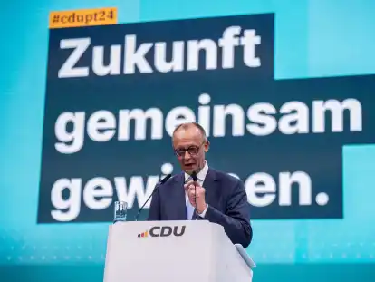 Friedrich Merz, CDU Bundesvorsitzender, spricht beim CDU-Bundesparteitag. Beim Parteitag der Union wird die Führungsspitze neu gewählt und ein neues Grundsatzprogramm beschlossen.
