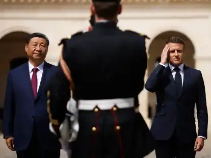 Auftakt zu seiner Europareise: der chinesische Staatspräsident Xi Jinping (links) zu Gast beim französischen Präsidenten Emmanuel Macron in Paris