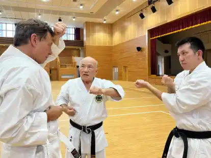 Noch nicht ganz kampfbereit: Unser Autor versucht sich in Okinawa in Karate.