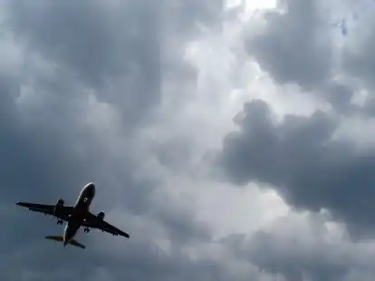 Das kann heikel werden: Gewitterwolken t&uuml;rmen sich &uuml;ber einem Flugzeug auf.