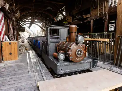 Wiederaufbau im Europa-Park: Neue Wagen des Achterbahnklassikers &laquo;Alpenexpress Enzian&raquo; stehen bereit. Die Anlage war bei einem Brand besch&auml;digt worden.