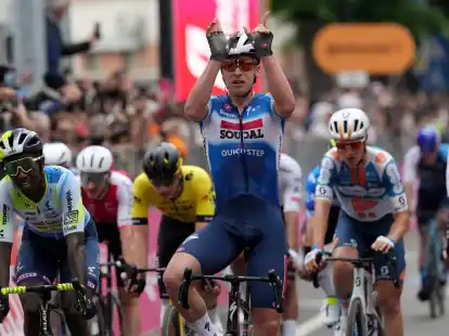 Der Belgier Tim Merlier feiert seinen Sieg auf der dritten Etappe des Giro d'Italia.