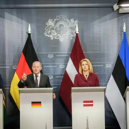 Bundeskanzler Olaf Scholz gibt zusammen mit Ingrida Simonytem (l-r), Ministerpräsidentin von Litauen, Evika Silina, Ministerpräsidentin von Lettland, und Kaja Kallas, Ministerpräsidentin von Estland, eine Pressekonferenz.