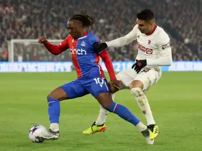 Casemiro (r) und Manchester United kassierten bei Crystal Palace eine deutliche Niederlage.