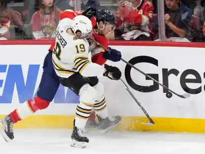 John Beecher (l), Center der Boston Bruins, und Eetu Luostarinen, Center der Florida Panthers, k&auml;mpfen um den Puck.