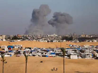 Nach einem israelischen Luftangriff östlich von Rafah im Gazastreifen steigt Rauch auf.