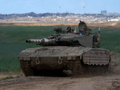 Ein Panzer der israelischen Verteidigungskräfte (Symbolbild):  Palästinensischen Medienberichten zufolge sind Israels Streitkräfte an den Grenzübergang Kerem Schalom vorgerückt.  Foto: Tsafrir Abayov/AP/dpa