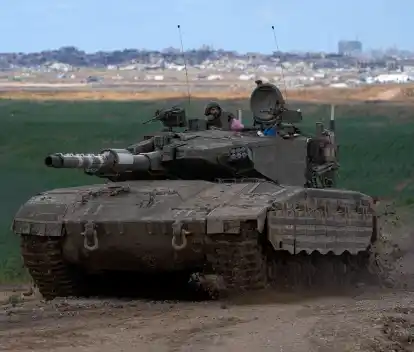 Ein Panzer der israelischen Verteidigungskräfte (Symbolbild):  Palästinensischen Medienberichten zufolge sind Israels Streitkräfte an den Grenzübergang Kerem Schalom vorgerückt.  Foto: Tsafrir Abayov/AP/dpa