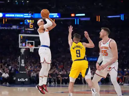 Die New York Knicks um Center Isaiah Hartenstein (r) setzten sich in Spiel eins gegen die Indiana Pacers durch.