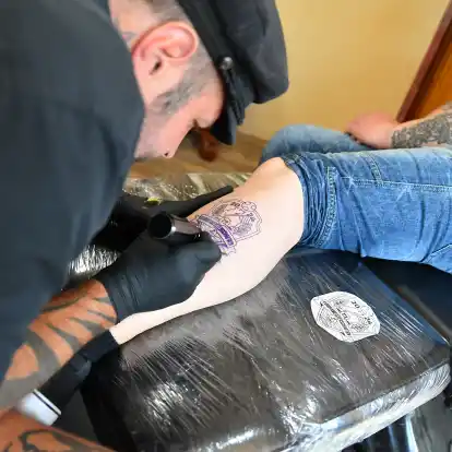 Volle Konzentration bei jedem Stich: Sebastian Wolf tätowiert in seinem Nordenhamer Tattoo-Studio das FKV-EM-Logo auf die Haut von Frank Helmerichs.