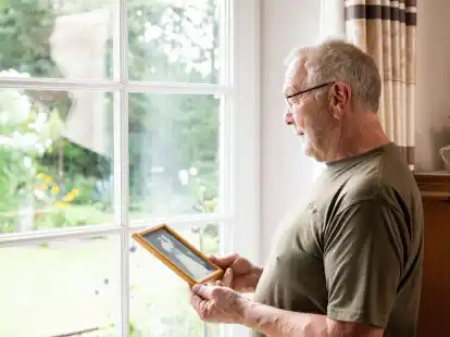 M&auml;nner werden nach dem Tod der Partnerin von befreundeten Paaren weniger als Bedrohung f&uuml;r die eigene Beziehung gesehen.