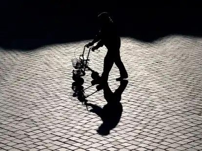 Begegnet man auf der Stra&szlig;e einer Person, die verwirrt und orientierungslos wirkt, sollte man sich nicht scheuen, die Polizei zu informieren.