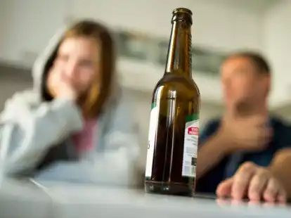 Wer seinen Kindern einen verantwortungsbewu&szlig;ten Umgang mit Alkohol beibringen m&ouml;chte, sollte auch das eigene Trinkverhalten hinterfragen.