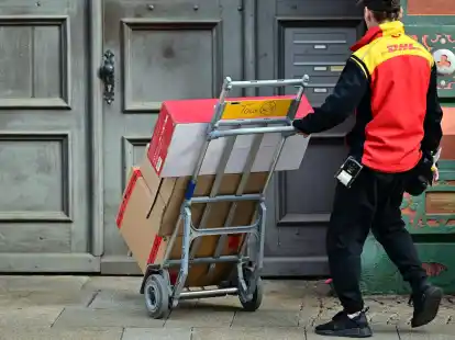 Klassische Briefe gibt es immer seltener. Doch dank des Online-Handels profitiert die Deutsche Post vom Paketversand.