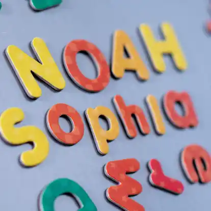 Das Vornamenduo Sophia und Sophie sowie Noah führen die Liste der beliebtesten Vornamen 2023 an.