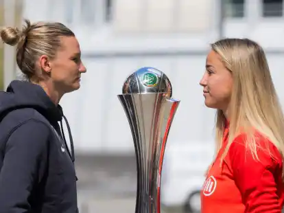 Alexandra Popp (l) vom VfL Wolfsburg und Giulia Gwinn vom FC Bayern M&uuml;nchen und der DFB-Pokal.