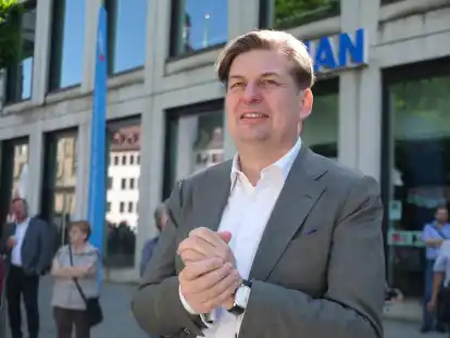 Maximilian Krah, Spitzenkandidat der AfD für die Europawahl, steht am Rande einer Kundgebung seiner Partei.