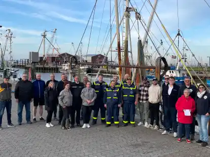 Am &bdquo;Tag der Retter&ldquo; stellen sich Rettungs- und Hilfsorganisationen vor und zeigen ihre Arbeit am Hafen von Dornumersiel. Initiatorin ist Dorfmoderatorin Anke Alfert (vorne, 2. v. r.).