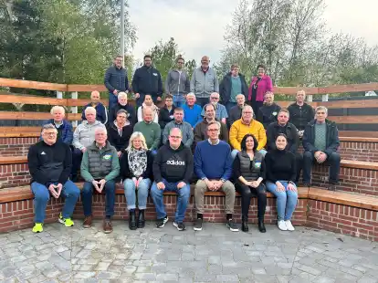 Der Hauptausschuss vom Kreissportbund Aurich mit der Vorsitzenden Anne Thonicke (vorne, 2. von rechts).