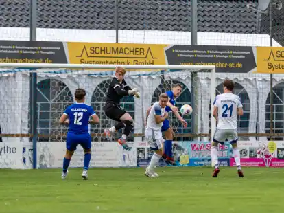 Die Altenoyther (hier Torwart Maximilian Rolfes sowie – in Weiß und von links – Tivon Hemken und Luka Vogel im Heimspiel gegen den FC Lastrup) wollen gegen Lohne auf keinen Fall erneut vier Tore kassieren.