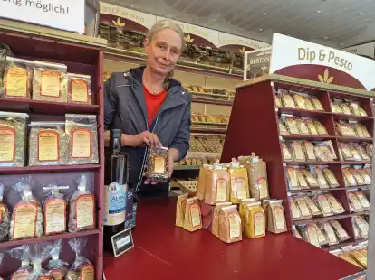 Achtet bei ihren Gew&uuml;rzen auf Qualit&auml;t: Die Ahlhornerin Angela Nordbrock verkauft auf dem Huder Wochenmarkt.