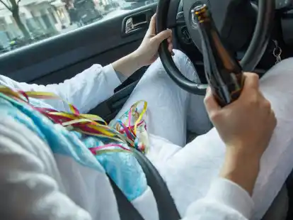 W&auml;hrend des Karnevals schlie&szlig;t die Trunkenheitsklausel in der Kfz-Haftpflichtversicherung Sch&auml;den durch alkoholbedingtes Fahren von der Deckung aus. (zu dpa: &laquo;Diese Versicherungen bringen Jecken durch die n&auml;rrische Zeit&raquo;)