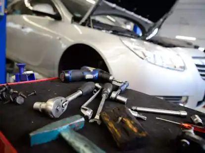 Liegen die Kosten der Unfallreparatur eines unverschuldet Gesch&auml;digten &uuml;ber dem vom Gutachten ermittelten Wert, muss die Versicherung des Unfallverursachers diese auch begleichen.