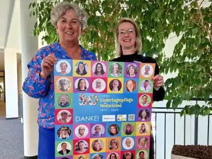 50 Jahre Tagesmütter in Deutschland; Susanne Rehbock-Roolfs (l.) und Sindy Nestler sehen in der Plakat-Aktion ein Zeichen der Wertschätzung für die wertvolle Leistung in der Kindertagesbetreuung.