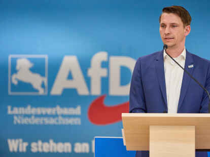 Frank Rinck, (AfD), damaliger Landesvorsitzender, steht beim Landesparteitag der AfD Niedersachsen am 20. April 2024 auf der Bühne. Rinck kündigte an, nicht mehr für das Amt zu kandidieren.