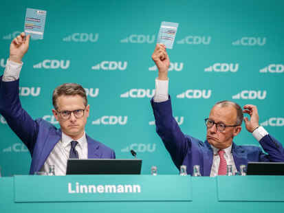 Friedrich Merz (CDU), CDU-Bundesvorsitzender und Unionsfraktionsvorsitzender, und Carsten Linnemann, CDU-Generalsekretär, heben die Stimmkarten zu einem Änderungsantrag zur Wehrpflicht beim CDU-Bundesparteitag. Auf dem Programm steht die Verabschiedung des neuen Grundsatzprogramms der Union.