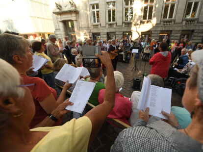 Zum 10. Bürgersingen mit den Oldenburger Volkslied-Singers und Sybille Gimon kamen 200 Bürger zur Lambertikirche.