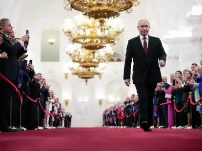Wladimir Putin geht zur Vereidigung als russischer Präsident während einer Inaugurationszeremonie im Großen Kremlpalast.