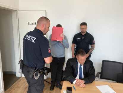 Prozess um Vorwürfe der Vergewaltigung am Landgericht Oldenburg: Ein 27-Jähriger (2. v. l.) soll zwei Frauen im Landkreis Cloppenburg insgesamt dreimal vergewaltigt haben.