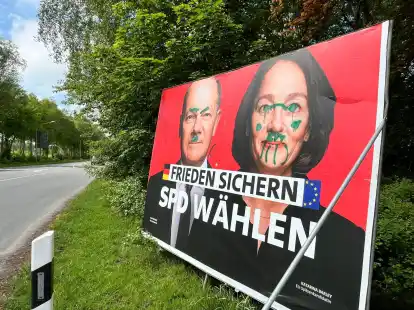 Auf dem Plakat sind Bundeskanzler Olaf Scholz und die SPD-Spitzenkandidatin Katarina Barley zu sehen. Zwei gro&szlig;e Plakate stehen in Esens und beide sind beschmiert.