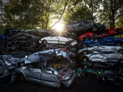 Auferstehung: Einige Designer erwecken Schrott zu neuem Leben und schaffen aus alten Autoteilen zum Beispiel neue Mode.