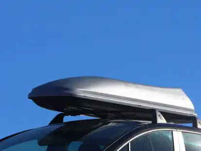 Gewichtskontrolle: Basistr&auml;ger, Box und Ladung d&uuml;rfen zusammengerechnet nicht mehr wiegen als die f&uuml;r das Automodell zul&auml;ssige Dachlast.